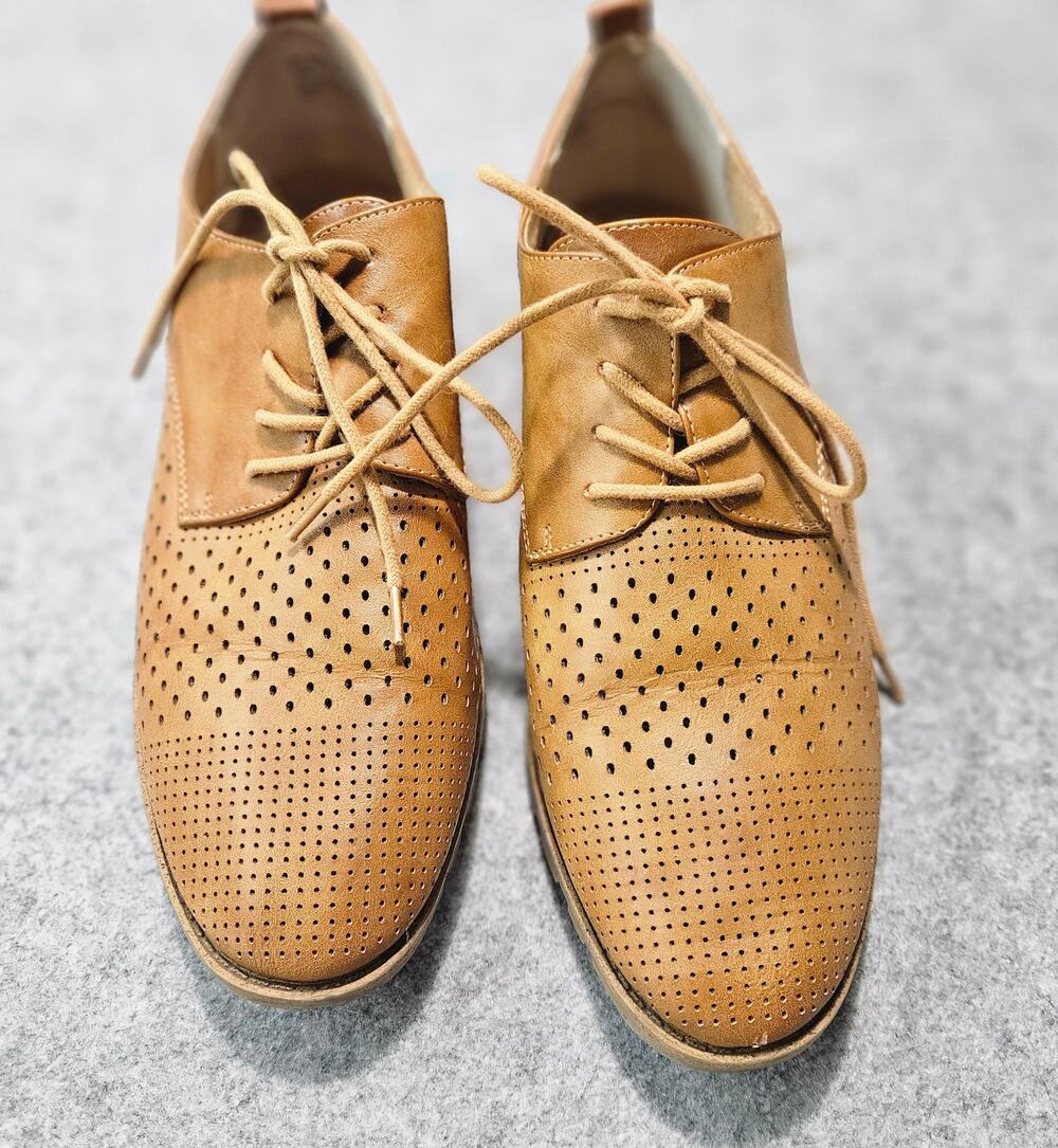 White Mountain Tan Leather Perforated Lace Up Oxfords Flats Lug Soles Size 11M